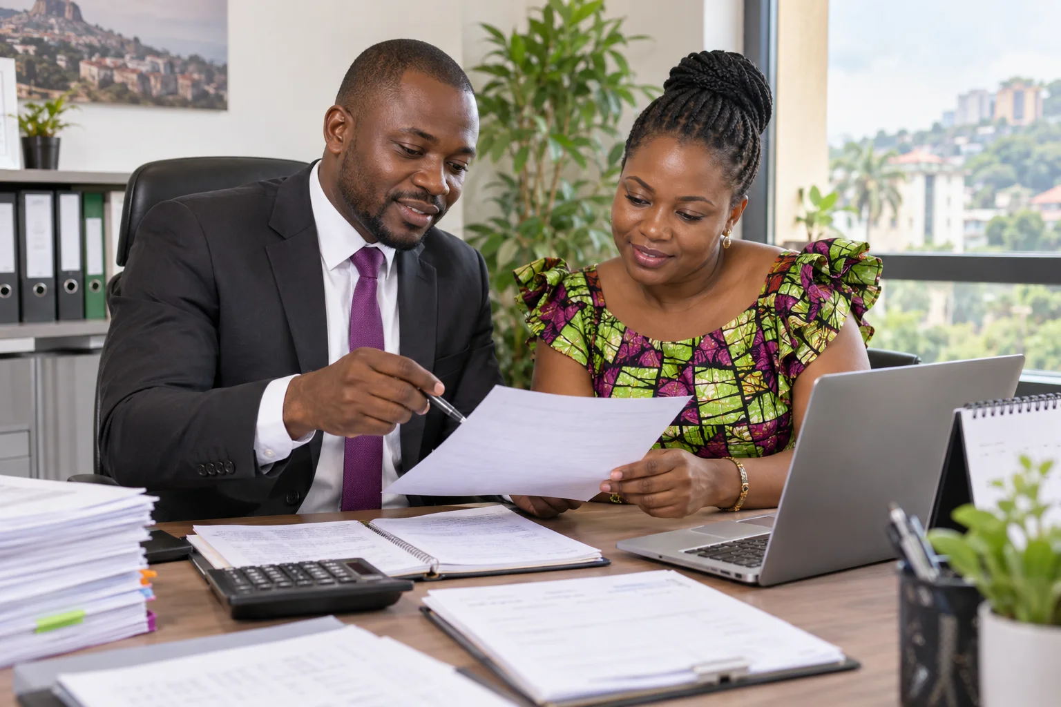 Comptable accompagnant un dirigeant sur ses factures et documents comptables